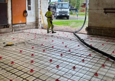 Maatalousrakennuksen lattia odottaa valua