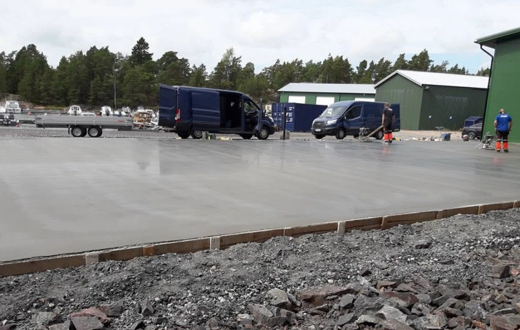 Auramaan Lattiatyö Oy (16) Ohran puintia pellolla, leikkuupuimuri purkaa satoa traktorin perävaunuun