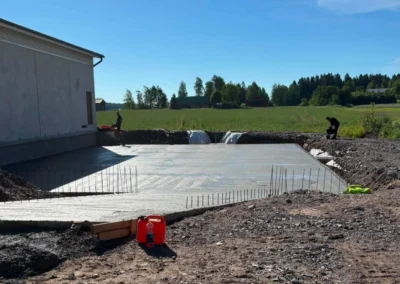 Betonilaatta hallirakennuksen perustuksissa