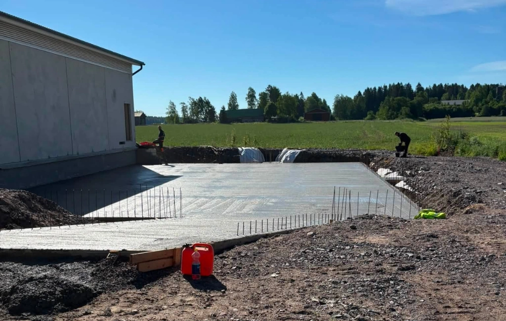 Auramaan Lattiatyö Oy (21) Betonilaatta hallirakennuksen perustuksissa
