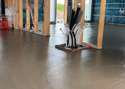 Tuore betonilattia omakotitalon sisätilassa