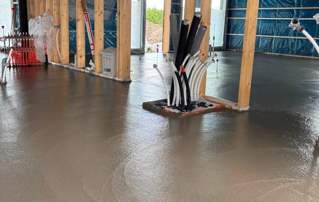 Auramaan Lattiatyö Oy (4) Tuore betonilattia omakotitalon sisätilassa