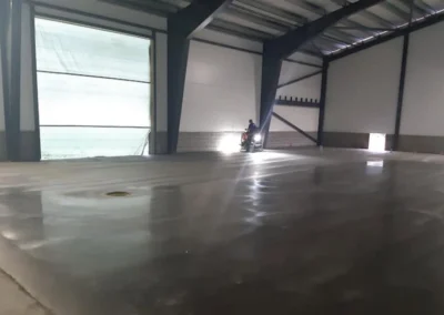 Betonilattian hierto menossa hallikohteessa