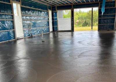 Hallikohteen betonilattia hierretty