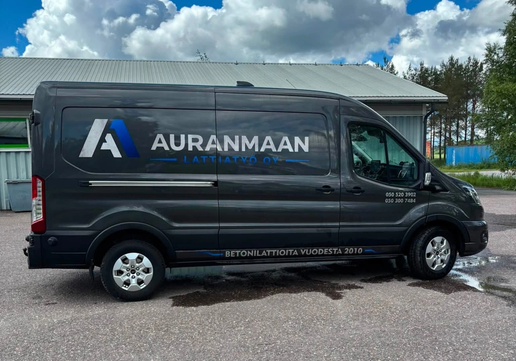 Auranmaan lattiatyö, pakettiauto, 3 ammattimiestä, yksi vastuu työstä